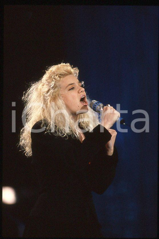 Nikka COSTA - Festival SANREMO 1990 "All for the love" *35 mm vintage slide 16 Diapositiva d'epoca, in formato 35 mm.Per i diritti rivolgersi a ICharta.E' severamente vietata la riproduzione. Tutti i diritti sono riservati.ICharta mette in vendita, sul negozio eBay e in esclusiva sul sito "icharta" il proprio archivio composto da numerose diapositive e negativi fotografici d'epoca, tutti originali e autentici, che attraversano la storia del costume tra la fine degli anni Sessanta e Novanta.Si tratta di uno sguardo inedito sull'attualità, la politica, la vita quotidiana, il gossip e la cultura, che fotografa il cambiamento della nazione in quest'ultimo scorcio del XX secolo. Un'occasione unica per il mercato del collezionismo, che vede finalmente disponibile un archivio eccezionale per vastità, tematiche e condizioni, in un settore (il negativo fotografico e la diapositiva) di assoluta novità e dalle interessanti prospettive di investimento.  GOOD/buono   originale e autentica 1