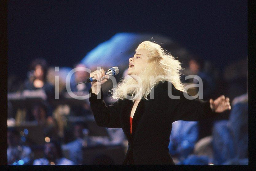 Nikka COSTA - Festival SANREMO 1990 "All for the love" *35 mm vintage slide 20 Diapositiva d'epoca, in formato 35 mm.Per i diritti rivolgersi a ICharta.E' severamente vietata la riproduzione. Tutti i diritti sono riservati.ICharta mette in vendita, sul negozio eBay e in esclusiva sul sito "icharta" il proprio archivio composto da numerose diapositive e negativi fotografici d'epoca, tutti originali e autentici, che attraversano la storia del costume tra la fine degli anni Sessanta e Novanta.Si tratta di uno sguardo inedito sull'attualità, la politica, la vita quotidiana, il gossip e la cultura, che fotografa il cambiamento della nazione in quest'ultimo scorcio del XX secolo. Un'occasione unica per il mercato del collezionismo, che vede finalmente disponibile un archivio eccezionale per vastità, tematiche e condizioni, in un settore (il negativo fotografico e la diapositiva) di assoluta novità e dalle interessanti prospettive di investimento.  GOOD/buono   originale e autentica 1