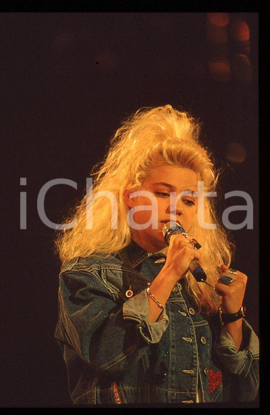 Nikka COSTA - Festival SANREMO 1990 "All for the love" *35 mm vintage slide 24 Diapositiva d'epoca, in formato 35 mm.Per i diritti rivolgersi a ICharta.E' severamente vietata la riproduzione. Tutti i diritti sono riservati.ICharta mette in vendita, sul negozio eBay e in esclusiva sul sito "icharta" il proprio archivio composto da numerose diapositive e negativi fotografici d'epoca, tutti originali e autentici, che attraversano la storia del costume tra la fine degli anni Sessanta e Novanta.Si tratta di uno sguardo inedito sull'attualità, la politica, la vita quotidiana, il gossip e la cultura, che fotografa il cambiamento della nazione in quest'ultimo scorcio del XX secolo. Un'occasione unica per il mercato del collezionismo, che vede finalmente disponibile un archivio eccezionale per vastità, tematiche e condizioni, in un settore (il negativo fotografico e la diapositiva) di assoluta novità e dalle interessanti prospettive di investimento.  GOOD/buono   originale e autentica 1