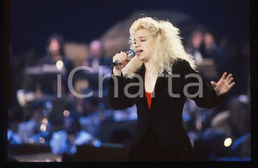Nikka COSTA - Festival SANREMO 1990 "All for the love" *35 mm vintage slide 22 Diapositiva d'epoca, in formato 35 mm.Per i diritti rivolgersi a ICharta.E' severamente vietata la riproduzione. Tutti i diritti sono riservati.ICharta mette in vendita, sul negozio eBay e in esclusiva sul sito "icharta" il proprio archivio composto da numerose diapositive e negativi fotografici d'epoca, tutti originali e autentici, che attraversano la storia del costume tra la fine degli anni Sessanta e Novanta.Si tratta di uno sguardo inedito sull'attualità, la politica, la vita quotidiana, il gossip e la cultura, che fotografa il cambiamento della nazione in quest'ultimo scorcio del XX secolo. Un'occasione unica per il mercato del collezionismo, che vede finalmente disponibile un archivio eccezionale per vastità, tematiche e condizioni, in un settore (il negativo fotografico e la diapositiva) di assoluta novità e dalle interessanti prospettive di investimento.  GOOD/buono   originale e autentica 1