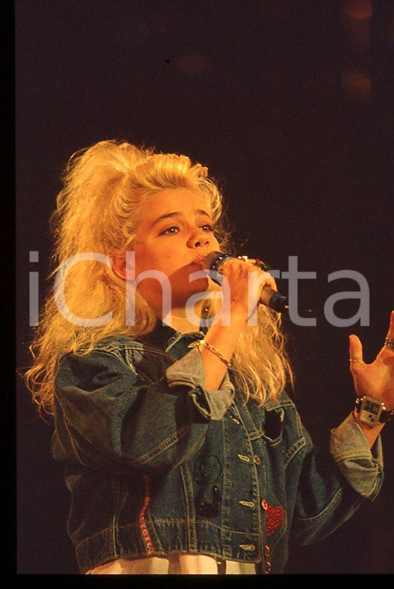 Nikka COSTA - Festival SANREMO 1990 "All for the love" *35 mm vintage slide 28 Diapositiva d'epoca, in formato 35 mm.Per i diritti rivolgersi a ICharta.E' severamente vietata la riproduzione. Tutti i diritti sono riservati.ICharta mette in vendita, sul negozio eBay e in esclusiva sul sito "icharta" il proprio archivio composto da numerose diapositive e negativi fotografici d'epoca, tutti originali e autentici, che attraversano la storia del costume tra la fine degli anni Sessanta e Novanta.Si tratta di uno sguardo inedito sull'attualità, la politica, la vita quotidiana, il gossip e la cultura, che fotografa il cambiamento della nazione in quest'ultimo scorcio del XX secolo. Un'occasione unica per il mercato del collezionismo, che vede finalmente disponibile un archivio eccezionale per vastità, tematiche e condizioni, in un settore (il negativo fotografico e la diapositiva) di assoluta novità e dalle interessanti prospettive di investimento.  GOOD/buono   originale e autentica 1