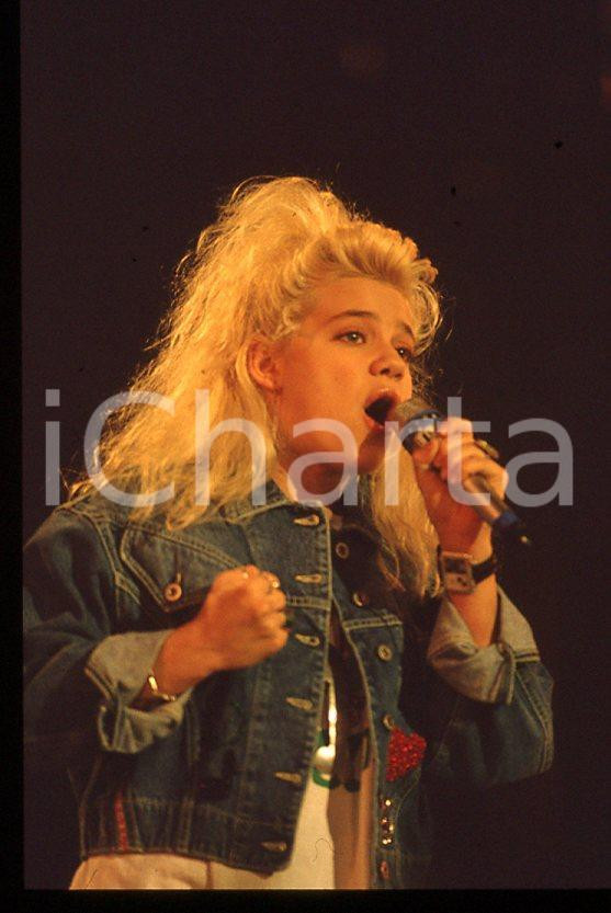 Nikka COSTA - Festival SANREMO 1990 "All for the love" *35 mm vintage slide 27 Diapositiva d'epoca, in formato 35 mm.Per i diritti rivolgersi a ICharta.E' severamente vietata la riproduzione. Tutti i diritti sono riservati.ICharta mette in vendita, sul negozio eBay e in esclusiva sul sito "icharta" il proprio archivio composto da numerose diapositive e negativi fotografici d'epoca, tutti originali e autentici, che attraversano la storia del costume tra la fine degli anni Sessanta e Novanta.Si tratta di uno sguardo inedito sull'attualità, la politica, la vita quotidiana, il gossip e la cultura, che fotografa il cambiamento della nazione in quest'ultimo scorcio del XX secolo. Un'occasione unica per il mercato del collezionismo, che vede finalmente disponibile un archivio eccezionale per vastità, tematiche e condizioni, in un settore (il negativo fotografico e la diapositiva) di assoluta novità e dalle interessanti prospettive di investimento.  GOOD/buono   originale e autentica 1