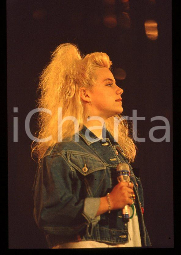 Nikka COSTA - Festival SANREMO 1990 "All for the love" *35 mm vintage slide 26 Diapositiva d'epoca, in formato 35 mm.Per i diritti rivolgersi a ICharta.E' severamente vietata la riproduzione. Tutti i diritti sono riservati.ICharta mette in vendita, sul negozio eBay e in esclusiva sul sito "icharta" il proprio archivio composto da numerose diapositive e negativi fotografici d'epoca, tutti originali e autentici, che attraversano la storia del costume tra la fine degli anni Sessanta e Novanta.Si tratta di uno sguardo inedito sull'attualità, la politica, la vita quotidiana, il gossip e la cultura, che fotografa il cambiamento della nazione in quest'ultimo scorcio del XX secolo. Un'occasione unica per il mercato del collezionismo, che vede finalmente disponibile un archivio eccezionale per vastità, tematiche e condizioni, in un settore (il negativo fotografico e la diapositiva) di assoluta novità e dalle interessanti prospettive di investimento.  GOOD/buono   originale e autentica 1
