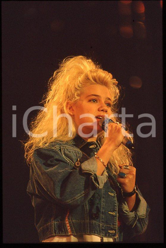 Nikka COSTA - Festival SANREMO 1990 "All for the love" *35 mm vintage slide 25 Diapositiva d'epoca, in formato 35 mm.Per i diritti rivolgersi a ICharta.E' severamente vietata la riproduzione. Tutti i diritti sono riservati.ICharta mette in vendita, sul negozio eBay e in esclusiva sul sito "icharta" il proprio archivio composto da numerose diapositive e negativi fotografici d'epoca, tutti originali e autentici, che attraversano la storia del costume tra la fine degli anni Sessanta e Novanta.Si tratta di uno sguardo inedito sull'attualità, la politica, la vita quotidiana, il gossip e la cultura, che fotografa il cambiamento della nazione in quest'ultimo scorcio del XX secolo. Un'occasione unica per il mercato del collezionismo, che vede finalmente disponibile un archivio eccezionale per vastità, tematiche e condizioni, in un settore (il negativo fotografico e la diapositiva) di assoluta novità e dalle interessanti prospettive di investimento.  GOOD/buono   originale e autentica 1