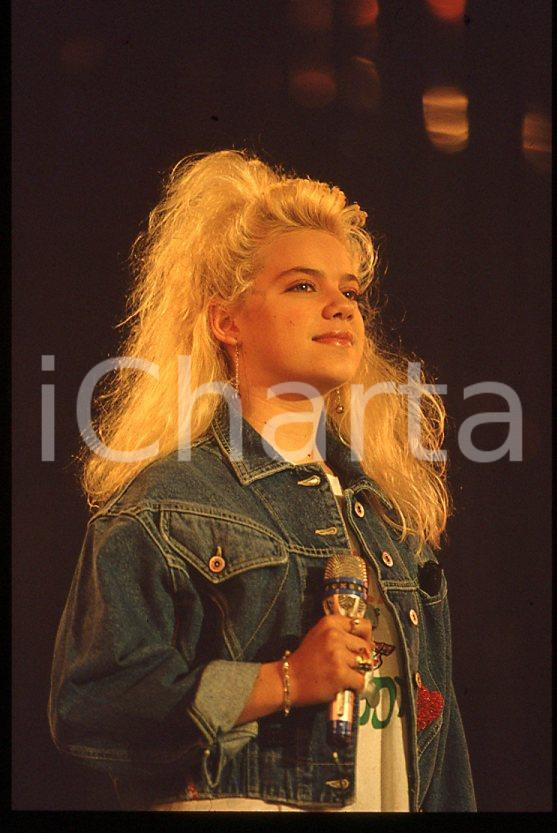 Nikka COSTA - Festival SANREMO 1990 "All for the love" *35 mm vintage slide 32 Diapositiva d'epoca, in formato 35 mm.Per i diritti rivolgersi a ICharta.E' severamente vietata la riproduzione. Tutti i diritti sono riservati.ICharta mette in vendita, sul negozio eBay e in esclusiva sul sito "icharta" il proprio archivio composto da numerose diapositive e negativi fotografici d'epoca, tutti originali e autentici, che attraversano la storia del costume tra la fine degli anni Sessanta e Novanta.Si tratta di uno sguardo inedito sull'attualità, la politica, la vita quotidiana, il gossip e la cultura, che fotografa il cambiamento della nazione in quest'ultimo scorcio del XX secolo. Un'occasione unica per il mercato del collezionismo, che vede finalmente disponibile un archivio eccezionale per vastità, tematiche e condizioni, in un settore (il negativo fotografico e la diapositiva) di assoluta novità e dalle interessanti prospettive di investimento.  GOOD/buono   originale e autentica 1