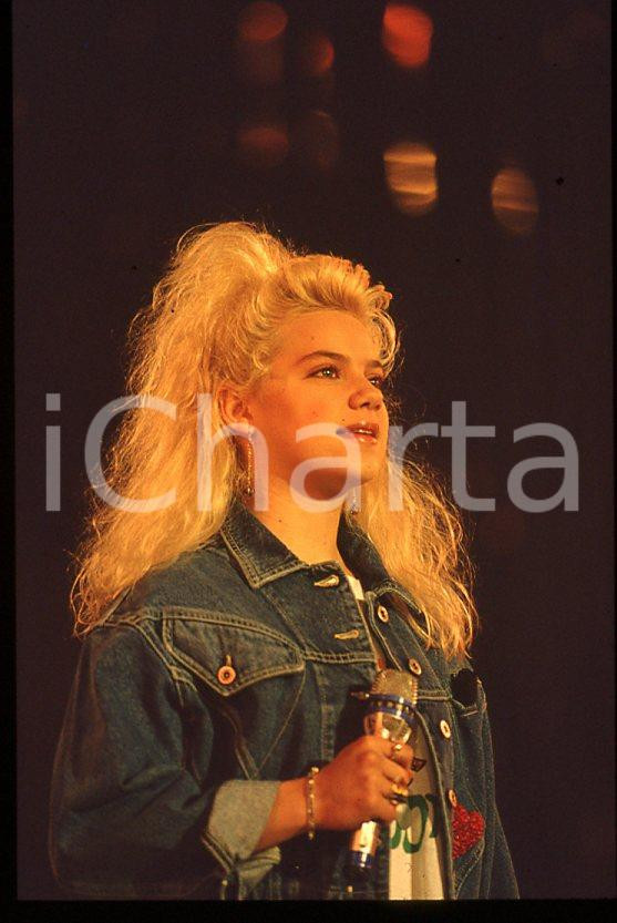 Nikka COSTA - Festival SANREMO 1990 "All for the love" *35 mm vintage slide 31 Diapositiva d'epoca, in formato 35 mm.Per i diritti rivolgersi a ICharta.E' severamente vietata la riproduzione. Tutti i diritti sono riservati.ICharta mette in vendita, sul negozio eBay e in esclusiva sul sito "icharta" il proprio archivio composto da numerose diapositive e negativi fotografici d'epoca, tutti originali e autentici, che attraversano la storia del costume tra la fine degli anni Sessanta e Novanta.Si tratta di uno sguardo inedito sull'attualità, la politica, la vita quotidiana, il gossip e la cultura, che fotografa il cambiamento della nazione in quest'ultimo scorcio del XX secolo. Un'occasione unica per il mercato del collezionismo, che vede finalmente disponibile un archivio eccezionale per vastità, tematiche e condizioni, in un settore (il negativo fotografico e la diapositiva) di assoluta novità e dalle interessanti prospettive di investimento.  GOOD/buono   originale e autentica 1