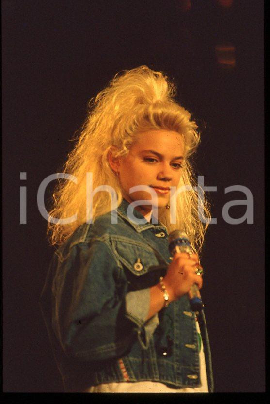 Nikka COSTA - Festival SANREMO 1990 "All for the love" *35 mm vintage slide 30 Diapositiva d'epoca, in formato 35 mm.Per i diritti rivolgersi a ICharta.E' severamente vietata la riproduzione. Tutti i diritti sono riservati.ICharta mette in vendita, sul negozio eBay e in esclusiva sul sito "icharta" il proprio archivio composto da numerose diapositive e negativi fotografici d'epoca, tutti originali e autentici, che attraversano la storia del costume tra la fine degli anni Sessanta e Novanta.Si tratta di uno sguardo inedito sull'attualità, la politica, la vita quotidiana, il gossip e la cultura, che fotografa il cambiamento della nazione in quest'ultimo scorcio del XX secolo. Un'occasione unica per il mercato del collezionismo, che vede finalmente disponibile un archivio eccezionale per vastità, tematiche e condizioni, in un settore (il negativo fotografico e la diapositiva) di assoluta novità e dalle interessanti prospettive di investimento.  GOOD/buono   originale e autentica 1