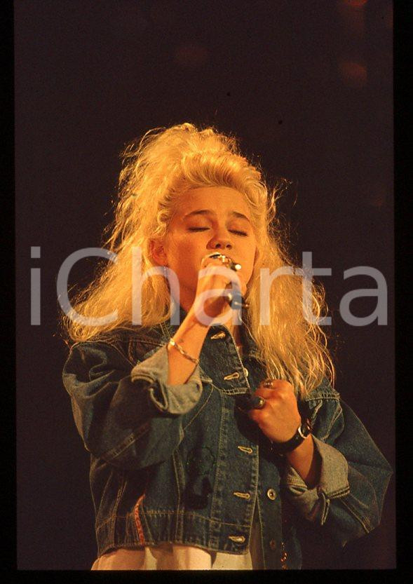 Nikka COSTA - Festival SANREMO 1990 "All for the love" *35 mm vintage slide 29 Diapositiva d'epoca, in formato 35 mm.Per i diritti rivolgersi a ICharta.E' severamente vietata la riproduzione. Tutti i diritti sono riservati.ICharta mette in vendita, sul negozio eBay e in esclusiva sul sito "icharta" il proprio archivio composto da numerose diapositive e negativi fotografici d'epoca, tutti originali e autentici, che attraversano la storia del costume tra la fine degli anni Sessanta e Novanta.Si tratta di uno sguardo inedito sull'attualità, la politica, la vita quotidiana, il gossip e la cultura, che fotografa il cambiamento della nazione in quest'ultimo scorcio del XX secolo. Un'occasione unica per il mercato del collezionismo, che vede finalmente disponibile un archivio eccezionale per vastità, tematiche e condizioni, in un settore (il negativo fotografico e la diapositiva) di assoluta novità e dalle interessanti prospettive di investimento.  GOOD/buono   originale e autentica 1
