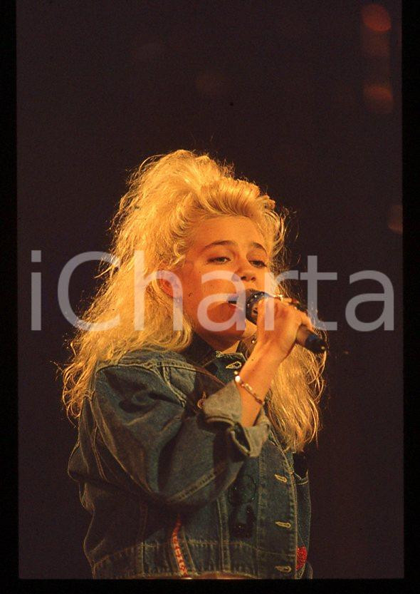 Nikka COSTA - Festival SANREMO 1990 "All for the love" *35 mm vintage slide 37 Diapositiva d'epoca, in formato 35 mm.Per i diritti rivolgersi a ICharta.E' severamente vietata la riproduzione. Tutti i diritti sono riservati.ICharta mette in vendita, sul negozio eBay e in esclusiva sul sito "icharta" il proprio archivio composto da numerose diapositive e negativi fotografici d'epoca, tutti originali e autentici, che attraversano la storia del costume tra la fine degli anni Sessanta e Novanta.Si tratta di uno sguardo inedito sull'attualità, la politica, la vita quotidiana, il gossip e la cultura, che fotografa il cambiamento della nazione in quest'ultimo scorcio del XX secolo. Un'occasione unica per il mercato del collezionismo, che vede finalmente disponibile un archivio eccezionale per vastità, tematiche e condizioni, in un settore (il negativo fotografico e la diapositiva) di assoluta novità e dalle interessanti prospettive di investimento.  GOOD/buono   originale e autentica 1