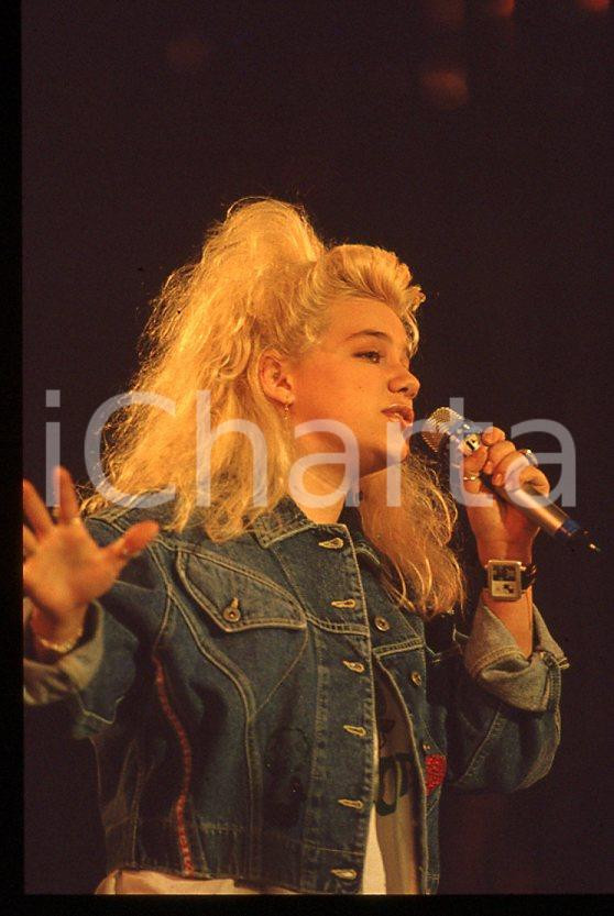 Nikka COSTA - Festival SANREMO 1990 "All for the love" *35 mm vintage slide 35 Diapositiva d'epoca, in formato 35 mm.Per i diritti rivolgersi a ICharta.E' severamente vietata la riproduzione. Tutti i diritti sono riservati.ICharta mette in vendita, sul negozio eBay e in esclusiva sul sito "icharta" il proprio archivio composto da numerose diapositive e negativi fotografici d'epoca, tutti originali e autentici, che attraversano la storia del costume tra la fine degli anni Sessanta e Novanta.Si tratta di uno sguardo inedito sull'attualità, la politica, la vita quotidiana, il gossip e la cultura, che fotografa il cambiamento della nazione in quest'ultimo scorcio del XX secolo. Un'occasione unica per il mercato del collezionismo, che vede finalmente disponibile un archivio eccezionale per vastità, tematiche e condizioni, in un settore (il negativo fotografico e la diapositiva) di assoluta novità e dalle interessanti prospettive di investimento.  GOOD/buono   originale e autentica 1