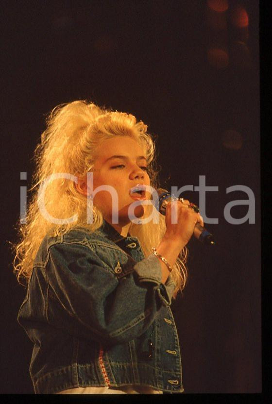 Nikka COSTA - Festival SANREMO 1990 "All for the love" *35 mm vintage slide 34 Diapositiva d'epoca, in formato 35 mm.Per i diritti rivolgersi a ICharta.E' severamente vietata la riproduzione. Tutti i diritti sono riservati.ICharta mette in vendita, sul negozio eBay e in esclusiva sul sito "icharta" il proprio archivio composto da numerose diapositive e negativi fotografici d'epoca, tutti originali e autentici, che attraversano la storia del costume tra la fine degli anni Sessanta e Novanta.Si tratta di uno sguardo inedito sull'attualità, la politica, la vita quotidiana, il gossip e la cultura, che fotografa il cambiamento della nazione in quest'ultimo scorcio del XX secolo. Un'occasione unica per il mercato del collezionismo, che vede finalmente disponibile un archivio eccezionale per vastità, tematiche e condizioni, in un settore (il negativo fotografico e la diapositiva) di assoluta novità e dalle interessanti prospettive di investimento.  GOOD/buono   originale e autentica 1