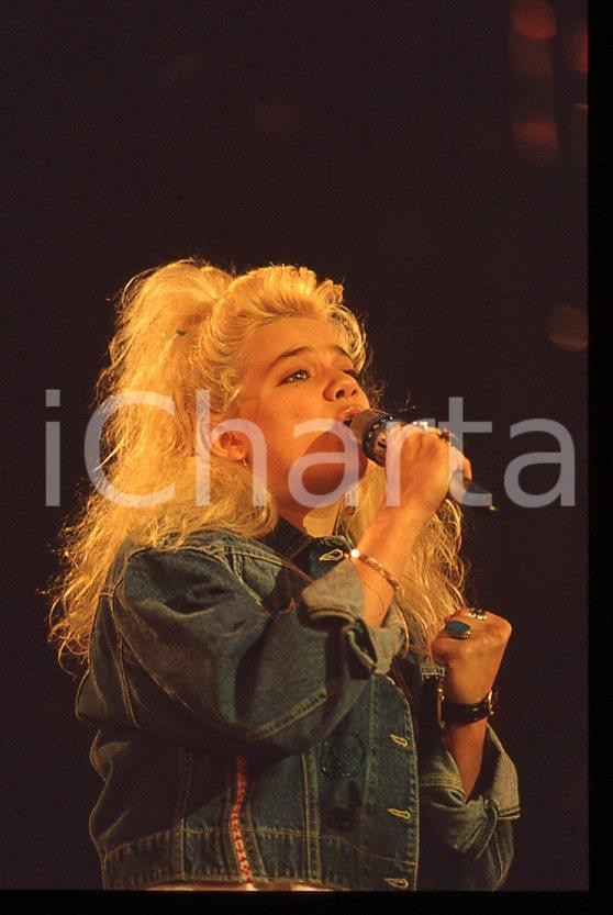 Nikka COSTA - Festival SANREMO 1990 "All for the love" *35 mm vintage slide 41 Diapositiva d'epoca, in formato 35 mm.Per i diritti rivolgersi a ICharta.E' severamente vietata la riproduzione. Tutti i diritti sono riservati.ICharta mette in vendita, sul negozio eBay e in esclusiva sul sito "icharta" il proprio archivio composto da numerose diapositive e negativi fotografici d'epoca, tutti originali e autentici, che attraversano la storia del costume tra la fine degli anni Sessanta e Novanta.Si tratta di uno sguardo inedito sull'attualità, la politica, la vita quotidiana, il gossip e la cultura, che fotografa il cambiamento della nazione in quest'ultimo scorcio del XX secolo. Un'occasione unica per il mercato del collezionismo, che vede finalmente disponibile un archivio eccezionale per vastità, tematiche e condizioni, in un settore (il negativo fotografico e la diapositiva) di assoluta novità e dalle interessanti prospettive di investimento.  GOOD/buono   originale e autentica 1