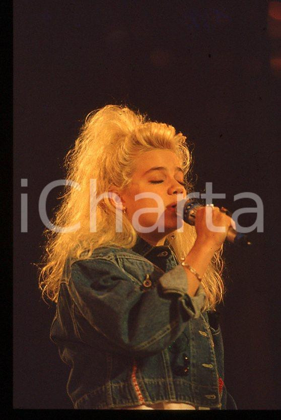 Nikka COSTA - Festival SANREMO 1990 "All for the love" *35 mm vintage slide 40 Diapositiva d'epoca, in formato 35 mm.Per i diritti rivolgersi a ICharta.E' severamente vietata la riproduzione. Tutti i diritti sono riservati.ICharta mette in vendita, sul negozio eBay e in esclusiva sul sito "icharta" il proprio archivio composto da numerose diapositive e negativi fotografici d'epoca, tutti originali e autentici, che attraversano la storia del costume tra la fine degli anni Sessanta e Novanta.Si tratta di uno sguardo inedito sull'attualità, la politica, la vita quotidiana, il gossip e la cultura, che fotografa il cambiamento della nazione in quest'ultimo scorcio del XX secolo. Un'occasione unica per il mercato del collezionismo, che vede finalmente disponibile un archivio eccezionale per vastità, tematiche e condizioni, in un settore (il negativo fotografico e la diapositiva) di assoluta novità e dalle interessanti prospettive di investimento.  GOOD/buono   originale e autentica 1