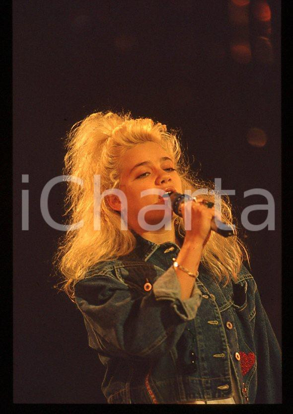 Nikka COSTA - Festival SANREMO 1990 "All for the love" *35 mm vintage slide 39 Diapositiva d'epoca, in formato 35 mm.Per i diritti rivolgersi a ICharta.E' severamente vietata la riproduzione. Tutti i diritti sono riservati.ICharta mette in vendita, sul negozio eBay e in esclusiva sul sito "icharta" il proprio archivio composto da numerose diapositive e negativi fotografici d'epoca, tutti originali e autentici, che attraversano la storia del costume tra la fine degli anni Sessanta e Novanta.Si tratta di uno sguardo inedito sull'attualità, la politica, la vita quotidiana, il gossip e la cultura, che fotografa il cambiamento della nazione in quest'ultimo scorcio del XX secolo. Un'occasione unica per il mercato del collezionismo, che vede finalmente disponibile un archivio eccezionale per vastità, tematiche e condizioni, in un settore (il negativo fotografico e la diapositiva) di assoluta novità e dalle interessanti prospettive di investimento.  GOOD/buono   originale e autentica 1