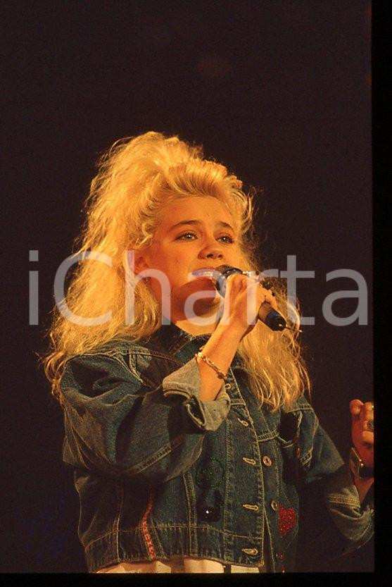 Nikka COSTA - Festival SANREMO 1990 "All for the love" *35 mm vintage slide 38 Diapositiva d'epoca, in formato 35 mm.Per i diritti rivolgersi a ICharta.E' severamente vietata la riproduzione. Tutti i diritti sono riservati.ICharta mette in vendita, sul negozio eBay e in esclusiva sul sito "icharta" il proprio archivio composto da numerose diapositive e negativi fotografici d'epoca, tutti originali e autentici, che attraversano la storia del costume tra la fine degli anni Sessanta e Novanta.Si tratta di uno sguardo inedito sull'attualità, la politica, la vita quotidiana, il gossip e la cultura, che fotografa il cambiamento della nazione in quest'ultimo scorcio del XX secolo. Un'occasione unica per il mercato del collezionismo, che vede finalmente disponibile un archivio eccezionale per vastità, tematiche e condizioni, in un settore (il negativo fotografico e la diapositiva) di assoluta novità e dalle interessanti prospettive di investimento.  GOOD/buono   originale e autentica 1