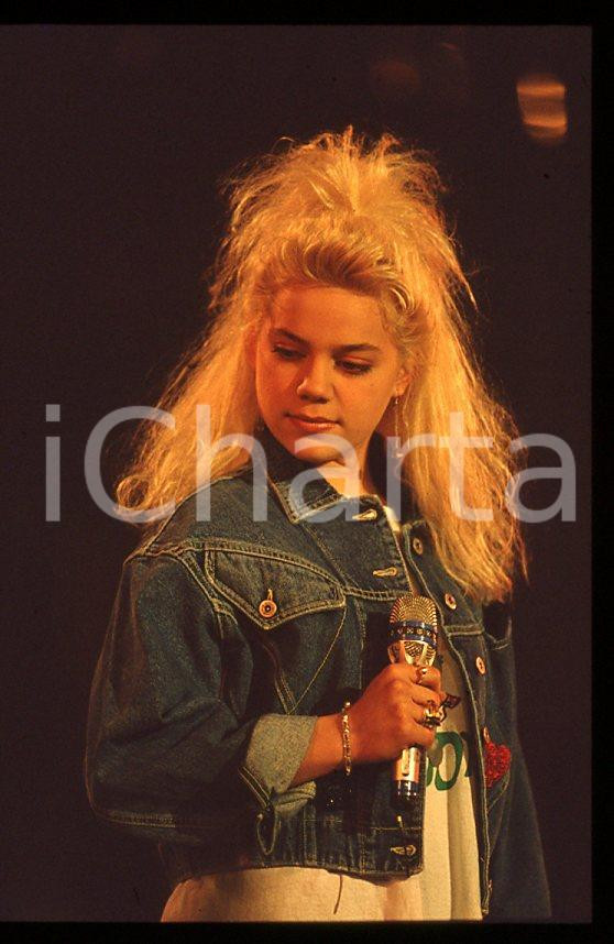 Nikka COSTA - Festival SANREMO 1990 "All for the love" *35 mm vintage slide 45 Diapositiva d'epoca, in formato 35 mm.Per i diritti rivolgersi a ICharta.E' severamente vietata la riproduzione. Tutti i diritti sono riservati.ICharta mette in vendita, sul negozio eBay e in esclusiva sul sito "icharta" il proprio archivio composto da numerose diapositive e negativi fotografici d'epoca, tutti originali e autentici, che attraversano la storia del costume tra la fine degli anni Sessanta e Novanta.Si tratta di uno sguardo inedito sull'attualità, la politica, la vita quotidiana, il gossip e la cultura, che fotografa il cambiamento della nazione in quest'ultimo scorcio del XX secolo. Un'occasione unica per il mercato del collezionismo, che vede finalmente disponibile un archivio eccezionale per vastità, tematiche e condizioni, in un settore (il negativo fotografico e la diapositiva) di assoluta novità e dalle interessanti prospettive di investimento.  GOOD/buono   originale e autentica 1