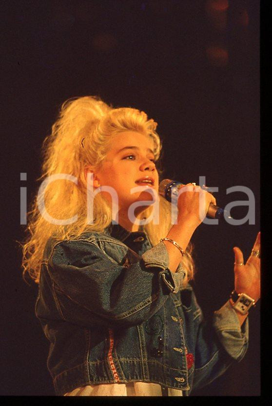 Nikka COSTA - Festival SANREMO 1990 "All for the love" *35 mm vintage slide 44 Diapositiva d'epoca, in formato 35 mm.Per i diritti rivolgersi a ICharta.E' severamente vietata la riproduzione. Tutti i diritti sono riservati.ICharta mette in vendita, sul negozio eBay e in esclusiva sul sito "icharta" il proprio archivio composto da numerose diapositive e negativi fotografici d'epoca, tutti originali e autentici, che attraversano la storia del costume tra la fine degli anni Sessanta e Novanta.Si tratta di uno sguardo inedito sull'attualità, la politica, la vita quotidiana, il gossip e la cultura, che fotografa il cambiamento della nazione in quest'ultimo scorcio del XX secolo. Un'occasione unica per il mercato del collezionismo, che vede finalmente disponibile un archivio eccezionale per vastità, tematiche e condizioni, in un settore (il negativo fotografico e la diapositiva) di assoluta novità e dalle interessanti prospettive di investimento.  GOOD/buono   originale e autentica 1