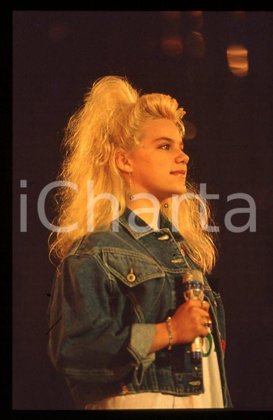 Nikka COSTA - Festival SANREMO 1990 "All for the love" *35 mm vintage slide 43 Diapositiva d'epoca, in formato 35 mm.Per i diritti rivolgersi a ICharta.E' severamente vietata la riproduzione. Tutti i diritti sono riservati.ICharta mette in vendita, sul negozio eBay e in esclusiva sul sito "icharta" il proprio archivio composto da numerose diapositive e negativi fotografici d'epoca, tutti originali e autentici, che attraversano la storia del costume tra la fine degli anni Sessanta e Novanta.Si tratta di uno sguardo inedito sull'attualità, la politica, la vita quotidiana, il gossip e la cultura, che fotografa il cambiamento della nazione in quest'ultimo scorcio del XX secolo. Un'occasione unica per il mercato del collezionismo, che vede finalmente disponibile un archivio eccezionale per vastità, tematiche e condizioni, in un settore (il negativo fotografico e la diapositiva) di assoluta novità e dalle interessanti prospettive di investimento.  GOOD/buono   originale e autentica 1