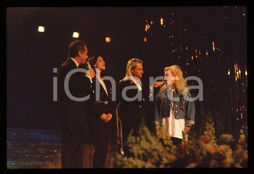 Nikka COSTA Johnny DORELLI MIETTA Amedeo MINGHI SANREMO 1990 *35mm vintage slide Diapositiva d'epoca, in formato 35 mm.Per i diritti rivolgersi a ICharta.E' severamente vietata la riproduzione. Tutti i diritti sono riservati.ICharta mette in vendita, sul negozio eBay e in esclusiva sul sito "icharta" il proprio archivio composto da numerose diapositive e negativi fotografici d'epoca, tutti originali e autentici, che attraversano la storia del costume tra la fine degli anni Sessanta e Novanta.Si tratta di uno sguardo inedito sull'attualità, la politica, la vita quotidiana, il gossip e la cultura, che fotografa il cambiamento della nazione in quest'ultimo scorcio del XX secolo. Un'occasione unica per il mercato del collezionismo, che vede finalmente disponibile un archivio eccezionale per vastità, tematiche e condizioni, in un settore (il negativo fotografico e la diapositiva) di assoluta novità e dalle interessanti prospettive di investimento.  GOOD/buono   originale e autentica 1