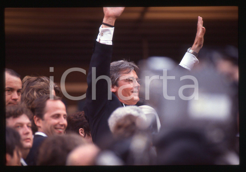 Alain DELON - FESTIVAL CINEMA CANNES 1990 35 mm vintage slide 24 Diapositiva d'epoca, in formato 35 mm.CONDIZIONI: GOODE' severamente vietata la riproduzione. Tutti i diritti sono riservati.Nella diapositiva ICharta mette in vendita, sul negozio eBay e in esclusiva sul sito "icharta" il proprio archivio composto da numerose diapositive e negativi fotografici d'epoca, tutti originali e autentici, che attraversano la storia del costume italiano tra gli la fine degli anni Sessanta e Novanta.Si tratta di uno sguardo inedito sull'attualit&agrave;, la politica, la vita quotidiana, il gossip e la cultura, che fotografa il cambiamento della nazione in quest'ultimo scorcio del XX secolo. Un'occasione unica per il mercato del collezionismo, che vede finalmente disponibile un archivio eccezionale per vastit&agrave;, tematiche e condizioni, in un settore (il negativo fotografico e la diapositiva) di assoluta novit&agrave; e dalle interessanti prospettive di investimento.  GOOD/buono   originale e autentica 1
