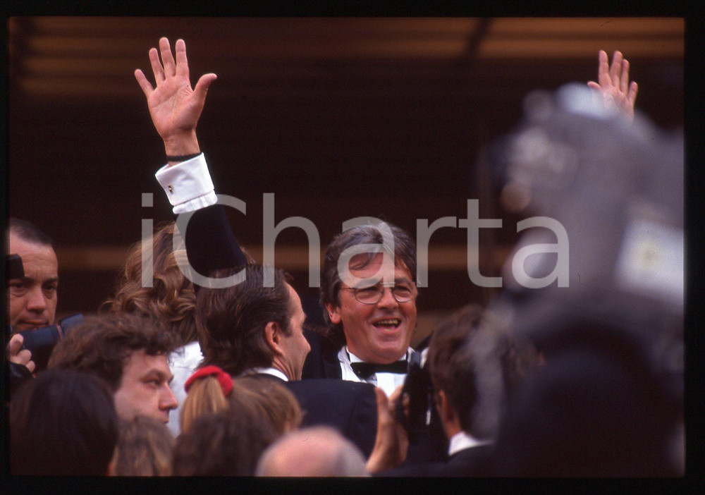 Alain DELON - FESTIVAL CINEMA CANNES 1990 35 mm vintage slide 25 Diapositiva d'epoca, in formato 35 mm.CONDIZIONI: GOODE' severamente vietata la riproduzione. Tutti i diritti sono riservati.Nella diapositiva ICharta mette in vendita, sul negozio eBay e in esclusiva sul sito "icharta" il proprio archivio composto da numerose diapositive e negativi fotografici d'epoca, tutti originali e autentici, che attraversano la storia del costume italiano tra gli la fine degli anni Sessanta e Novanta.Si tratta di uno sguardo inedito sull'attualit&agrave;, la politica, la vita quotidiana, il gossip e la cultura, che fotografa il cambiamento della nazione in quest'ultimo scorcio del XX secolo. Un'occasione unica per il mercato del collezionismo, che vede finalmente disponibile un archivio eccezionale per vastit&agrave;, tematiche e condizioni, in un settore (il negativo fotografico e la diapositiva) di assoluta novit&agrave; e dalle interessanti prospettive di investimento.  GOOD/buono   originale e autentica 1