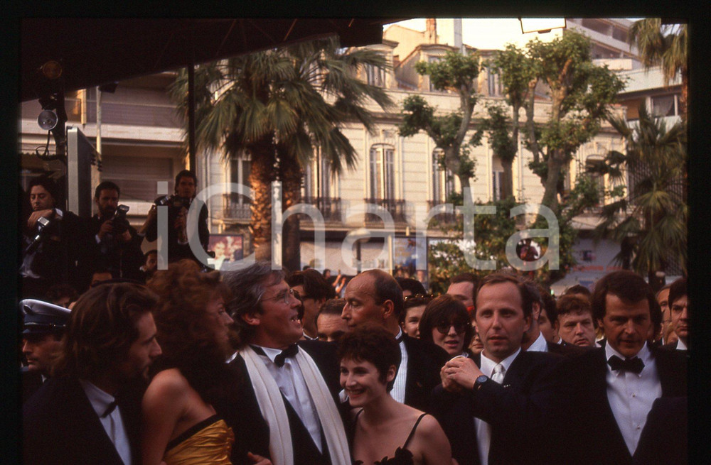 Alain DELON - FESTIVAL CINEMA CANNES 1990 35 mm vintage slide 26 Diapositiva d'epoca, in formato 35 mm.CONDIZIONI: GOODE' severamente vietata la riproduzione. Tutti i diritti sono riservati.Nella diapositiva ICharta mette in vendita, sul negozio eBay e in esclusiva sul sito "icharta" il proprio archivio composto da numerose diapositive e negativi fotografici d'epoca, tutti originali e autentici, che attraversano la storia del costume italiano tra gli la fine degli anni Sessanta e Novanta.Si tratta di uno sguardo inedito sull'attualit&agrave;, la politica, la vita quotidiana, il gossip e la cultura, che fotografa il cambiamento della nazione in quest'ultimo scorcio del XX secolo. Un'occasione unica per il mercato del collezionismo, che vede finalmente disponibile un archivio eccezionale per vastit&agrave;, tematiche e condizioni, in un settore (il negativo fotografico e la diapositiva) di assoluta novit&agrave; e dalle interessanti prospettive di investimento.  GOOD/buono   originale e autentica 1
