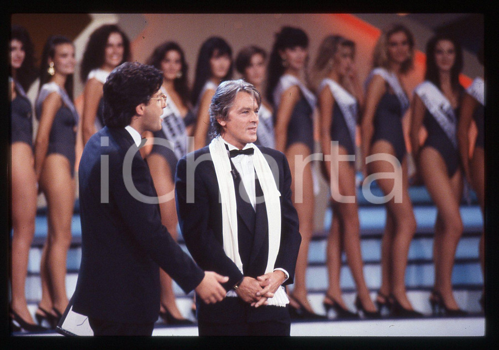 Alain DELON e Fabrizio FRIZZI - MISS ITALIA 1991 35 mm vintage slide Diapositiva originale, in formato 35 mm.Per i diritti rivolgersi a ICharta.E' severamente vietata la riproduzione. Tutti i diritti sono riservati.ICharta mette in vendita, sul negozio eBay e in esclusiva sul sito "icharta" il proprio archivio composto da numerose diapositive e negativi fotografici d'epoca, tutti originali e autentici, che attraversano la storia del costume tra la fine degli anni Sessanta e Novanta.Si tratta di uno sguardo inedito sull'attualità , la politica, la vita quotidiana, il gossip e la cultura, che fotografa il cambiamento della nazione in quest'ultimo scorcio del XX secolo.Un'occasione unica per il mercato del collezionismo, che vede finalmente disponibile un archivio eccezionale per vastità , tematiche e condizioni, in un settore (il negativo fotografico e la diapositiva) di assoluta novità e dalle interessanti prospettive di investimento. GOOD/buono   originale e autentica 1