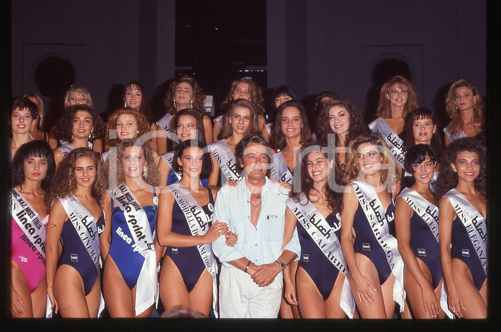 Alain DELON - MISS ITALIA 1991 35 mm vintage slide 2 Diapositiva originale, in formato 35 mm.Per i diritti rivolgersi a ICharta.E' severamente vietata la riproduzione. Tutti i diritti sono riservati.ICharta mette in vendita, sul negozio eBay e in esclusiva sul sito "icharta" il proprio archivio composto da numerose diapositive e negativi fotografici d'epoca, tutti originali e autentici, che attraversano la storia del costume tra la fine degli anni Sessanta e Novanta.Si tratta di uno sguardo inedito sull'attualità , la politica, la vita quotidiana, il gossip e la cultura, che fotografa il cambiamento della nazione in quest'ultimo scorcio del XX secolo.Un'occasione unica per il mercato del collezionismo, che vede finalmente disponibile un archivio eccezionale per vastità , tematiche e condizioni, in un settore (il negativo fotografico e la diapositiva) di assoluta novità e dalle interessanti prospettive di investimento. GOOD/buono   originale e autentica 1