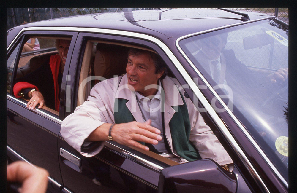 Alain DELON - CINEMA 1990 ca 35 mm vintage slide 72 Diapositiva originale, in formato 35 mm.Per i diritti rivolgersi a ICharta.E' severamente vietata la riproduzione. Tutti i diritti sono riservati.ICharta mette in vendita, sul negozio eBay e in esclusiva sul sito "icharta" il proprio archivio composto da numerose diapositive e negativi fotografici d'epoca, tutti originali e autentici, che attraversano la storia del costume tra la fine degli anni Sessanta e Novanta.Si tratta di uno sguardo inedito sull'attualità , la politica, la vita quotidiana, il gossip e la cultura, che fotografa il cambiamento della nazione in quest'ultimo scorcio del XX secolo.Un'occasione unica per il mercato del collezionismo, che vede finalmente disponibile un archivio eccezionale per vastità , tematiche e condizioni, in un settore (il negativo fotografico e la diapositiva) di assoluta novità e dalle interessanti prospettive di investimento. GOOD/buono   originale e autentica 1