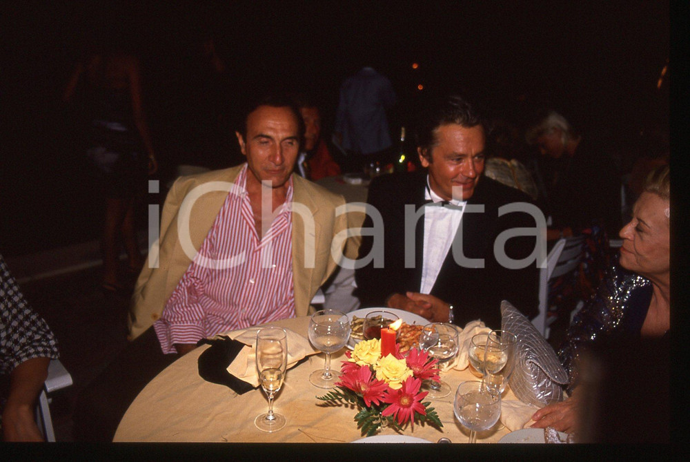 Alain DELON e Pippo BAUDO Giulietta MASINA CINEMA 1990 ca 35 mm vintage slide 5 Diapositiva originale, in formato 35 mm.Per i diritti rivolgersi a ICharta.E' severamente vietata la riproduzione. Tutti i diritti sono riservati.ICharta mette in vendita, sul negozio eBay e in esclusiva sul sito "icharta" il proprio archivio composto da numerose diapositive e negativi fotografici d'epoca, tutti originali e autentici, che attraversano la storia del costume tra la fine degli anni Sessanta e Novanta.Si tratta di uno sguardo inedito sull'attualità , la politica, la vita quotidiana, il gossip e la cultura, che fotografa il cambiamento della nazione in quest'ultimo scorcio del XX secolo.Un'occasione unica per il mercato del collezionismo, che vede finalmente disponibile un archivio eccezionale per vastità , tematiche e condizioni, in un settore (il negativo fotografico e la diapositiva) di assoluta novità e dalle interessanti prospettive di investimento. GOOD/buono   originale e autentica 1