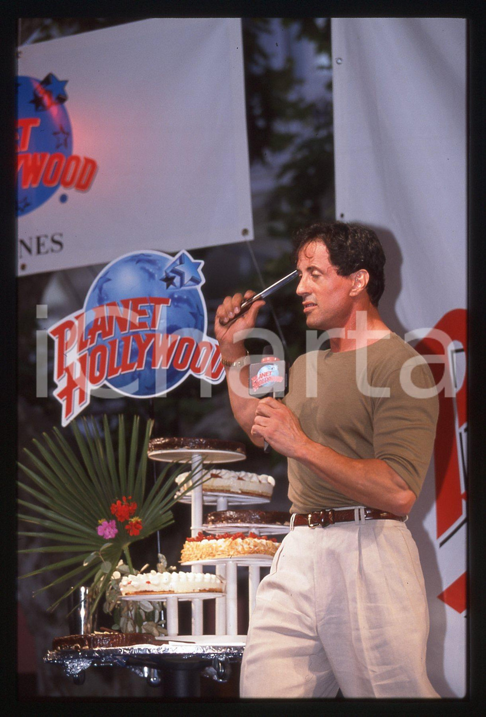 Sylvester STALLONE - PLANET HOLLYWOOD CANNES 1998 35 mm vintage slide 3 Diapositiva d'epoca, in formato 35 mm.CONDIZIONI: GOODE' severamente vietata la riproduzione. Tutti i diritti sono riservati.Nella diapositiva ICharta mette in vendita, sul negozio eBay e in esclusiva sul sito "icharta" il proprio archivio composto da numerose diapositive e negativi fotografici d'epoca, tutti originali e autentici, che attraversano la storia del costume italiano tra gli la fine degli anni Sessanta e Novanta.Si tratta di uno sguardo inedito sull'attualit&agrave;, la politica, la vita quotidiana, il gossip e la cultura, che fotografa il cambiamento della nazione in quest'ultimo scorcio del XX secolo. Un'occasione unica per il mercato del collezionismo, che vede finalmente disponibile un archivio eccezionale per vastit&agrave;, tematiche e condizioni, in un settore (il negativo fotografico e la diapositiva) di assoluta novit&agrave; e dalle interessanti prospettive di investimento.  GOOD/buono   originale e autentica 1