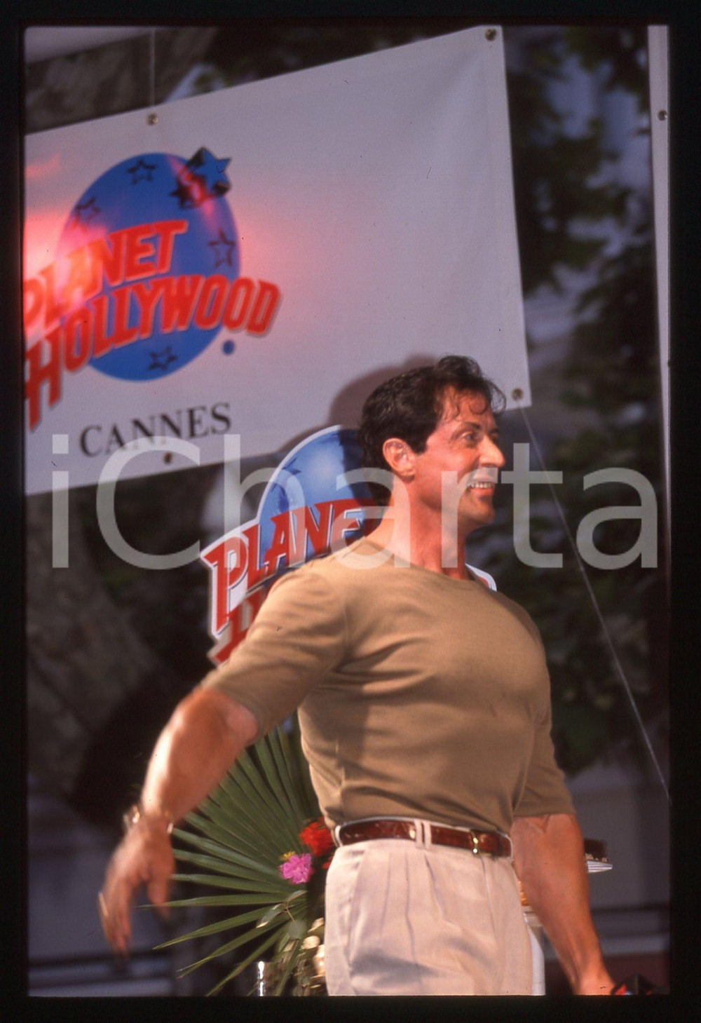 Sylvester STALLONE - PLANET HOLLYWOOD CANNES 1998 35 mm vintage slide 4 Diapositiva d'epoca, in formato 35 mm.CONDIZIONI: GOODE' severamente vietata la riproduzione. Tutti i diritti sono riservati.Nella diapositiva ICharta mette in vendita, sul negozio eBay e in esclusiva sul sito "icharta" il proprio archivio composto da numerose diapositive e negativi fotografici d'epoca, tutti originali e autentici, che attraversano la storia del costume italiano tra gli la fine degli anni Sessanta e Novanta.Si tratta di uno sguardo inedito sull'attualit&agrave;, la politica, la vita quotidiana, il gossip e la cultura, che fotografa il cambiamento della nazione in quest'ultimo scorcio del XX secolo. Un'occasione unica per il mercato del collezionismo, che vede finalmente disponibile un archivio eccezionale per vastit&agrave;, tematiche e condizioni, in un settore (il negativo fotografico e la diapositiva) di assoluta novit&agrave; e dalle interessanti prospettive di investimento.  GOOD/buono   originale e autentica 1