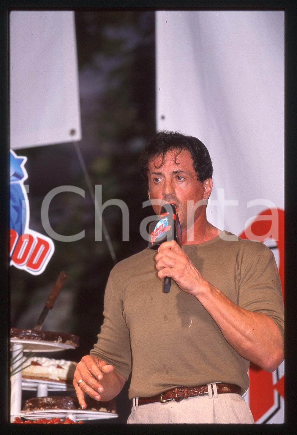 Sylvester STALLONE - PLANET HOLLYWOOD CANNES 1998 35 mm vintage slide 7 Diapositiva d'epoca, in formato 35 mm.CONDIZIONI: GOODE' severamente vietata la riproduzione. Tutti i diritti sono riservati.Nella diapositiva ICharta mette in vendita, sul negozio eBay e in esclusiva sul sito "icharta" il proprio archivio composto da numerose diapositive e negativi fotografici d'epoca, tutti originali e autentici, che attraversano la storia del costume italiano tra gli la fine degli anni Sessanta e Novanta.Si tratta di uno sguardo inedito sull'attualit&agrave;, la politica, la vita quotidiana, il gossip e la cultura, che fotografa il cambiamento della nazione in quest'ultimo scorcio del XX secolo. Un'occasione unica per il mercato del collezionismo, che vede finalmente disponibile un archivio eccezionale per vastit&agrave;, tematiche e condizioni, in un settore (il negativo fotografico e la diapositiva) di assoluta novit&agrave; e dalle interessanti prospettive di investimento.  GOOD/buono   originale e autentica 1