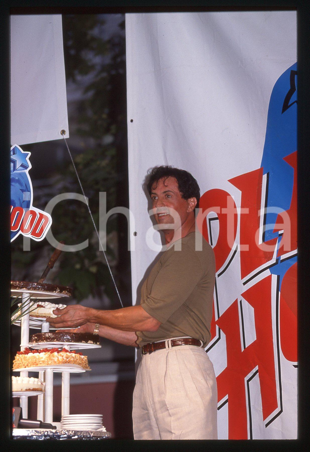 Sylvester STALLONE - PLANET HOLLYWOOD CANNES 1998 35 mm vintage slide 8 Diapositiva d'epoca, in formato 35 mm.CONDIZIONI: GOODE' severamente vietata la riproduzione. Tutti i diritti sono riservati.Nella diapositiva ICharta mette in vendita, sul negozio eBay e in esclusiva sul sito "icharta" il proprio archivio composto da numerose diapositive e negativi fotografici d'epoca, tutti originali e autentici, che attraversano la storia del costume italiano tra gli la fine degli anni Sessanta e Novanta.Si tratta di uno sguardo inedito sull'attualit&agrave;, la politica, la vita quotidiana, il gossip e la cultura, che fotografa il cambiamento della nazione in quest'ultimo scorcio del XX secolo. Un'occasione unica per il mercato del collezionismo, che vede finalmente disponibile un archivio eccezionale per vastit&agrave;, tematiche e condizioni, in un settore (il negativo fotografico e la diapositiva) di assoluta novit&agrave; e dalle interessanti prospettive di investimento.  GOOD/buono   originale e autentica 1