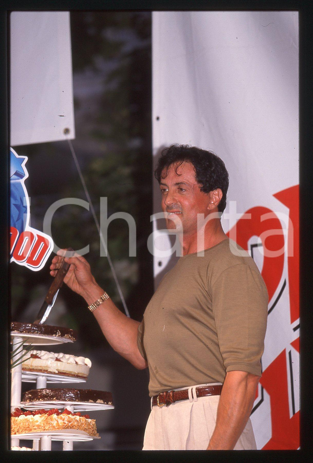 Sylvester STALLONE - PLANET HOLLYWOOD CANNES 1998 35 mm vintage slide 10 Diapositiva d'epoca, in formato 35 mm.CONDIZIONI: GOODE' severamente vietata la riproduzione. Tutti i diritti sono riservati.Nella diapositiva ICharta mette in vendita, sul negozio eBay e in esclusiva sul sito "icharta" il proprio archivio composto da numerose diapositive e negativi fotografici d'epoca, tutti originali e autentici, che attraversano la storia del costume italiano tra gli la fine degli anni Sessanta e Novanta.Si tratta di uno sguardo inedito sull'attualit&agrave;, la politica, la vita quotidiana, il gossip e la cultura, che fotografa il cambiamento della nazione in quest'ultimo scorcio del XX secolo. Un'occasione unica per il mercato del collezionismo, che vede finalmente disponibile un archivio eccezionale per vastit&agrave;, tematiche e condizioni, in un settore (il negativo fotografico e la diapositiva) di assoluta novit&agrave; e dalle interessanti prospettive di investimento.  GOOD/buono   originale e autentica 1