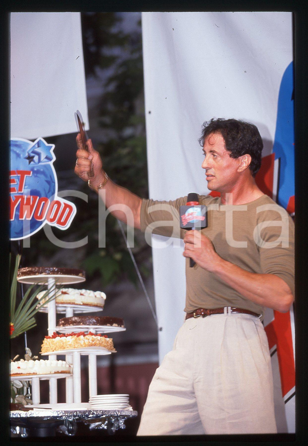 Sylvester STALLONE - PLANET HOLLYWOOD CANNES 1998 35 mm vintage slide 11 Diapositiva d'epoca, in formato 35 mm.CONDIZIONI: GOODE' severamente vietata la riproduzione. Tutti i diritti sono riservati.Nella diapositiva ICharta mette in vendita, sul negozio eBay e in esclusiva sul sito "icharta" il proprio archivio composto da numerose diapositive e negativi fotografici d'epoca, tutti originali e autentici, che attraversano la storia del costume italiano tra gli la fine degli anni Sessanta e Novanta.Si tratta di uno sguardo inedito sull'attualit&agrave;, la politica, la vita quotidiana, il gossip e la cultura, che fotografa il cambiamento della nazione in quest'ultimo scorcio del XX secolo. Un'occasione unica per il mercato del collezionismo, che vede finalmente disponibile un archivio eccezionale per vastit&agrave;, tematiche e condizioni, in un settore (il negativo fotografico e la diapositiva) di assoluta novit&agrave; e dalle interessanti prospettive di investimento.  GOOD/buono   originale e autentica 1