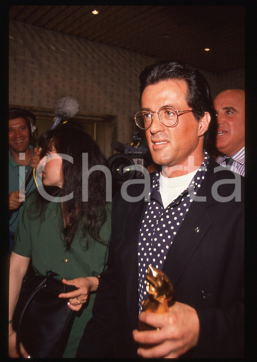 Sylvester STALLONE vince il TELEGATTO - MILANO 1990 35 mm vintage slide Diapositiva d'epoca, in formato 35 mm.CONDIZIONI: GOODE' severamente vietata la riproduzione. Tutti i diritti sono riservati.Nella diapositiva ICharta mette in vendita, sul negozio eBay e in esclusiva sul sito "icharta" il proprio archivio composto da numerose diapositive e negativi fotografici d'epoca, tutti originali e autentici, che attraversano la storia del costume italiano tra gli la fine degli anni Sessanta e Novanta.Si tratta di uno sguardo inedito sull'attualit&agrave;, la politica, la vita quotidiana, il gossip e la cultura, che fotografa il cambiamento della nazione in quest'ultimo scorcio del XX secolo. Un'occasione unica per il mercato del collezionismo, che vede finalmente disponibile un archivio eccezionale per vastit&agrave;, tematiche e condizioni, in un settore (il negativo fotografico e la diapositiva) di assoluta novit&agrave; e dalle interessanti prospettive di investimento.  GOOD/buono   originale e autentica 1
