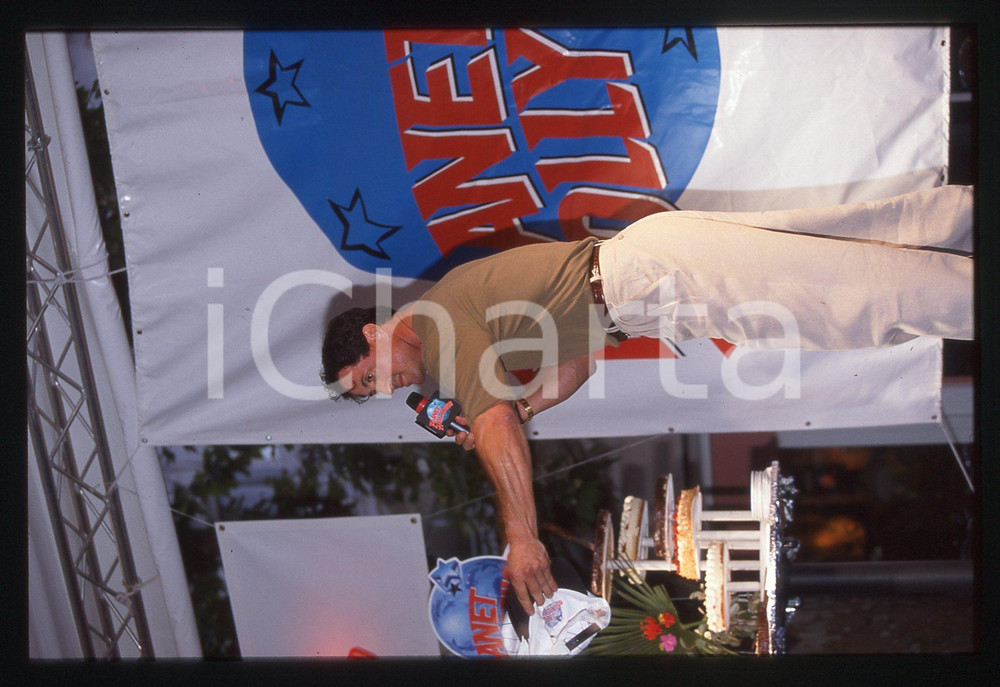 Sylvester STALLONE - PLANET HOLLYWOOD CANNES 1998 35 mm vintage slide 12 Diapositiva d'epoca, in formato 35 mm.CONDIZIONI: GOODE' severamente vietata la riproduzione. Tutti i diritti sono riservati.Nella diapositiva ICharta mette in vendita, sul negozio eBay e in esclusiva sul sito "icharta" il proprio archivio composto da numerose diapositive e negativi fotografici d'epoca, tutti originali e autentici, che attraversano la storia del costume italiano tra gli la fine degli anni Sessanta e Novanta.Si tratta di uno sguardo inedito sull'attualit&agrave;, la politica, la vita quotidiana, il gossip e la cultura, che fotografa il cambiamento della nazione in quest'ultimo scorcio del XX secolo. Un'occasione unica per il mercato del collezionismo, che vede finalmente disponibile un archivio eccezionale per vastit&agrave;, tematiche e condizioni, in un settore (il negativo fotografico e la diapositiva) di assoluta novit&agrave; e dalle interessanti prospettive di investimento.  GOOD/buono   originale e autentica 1