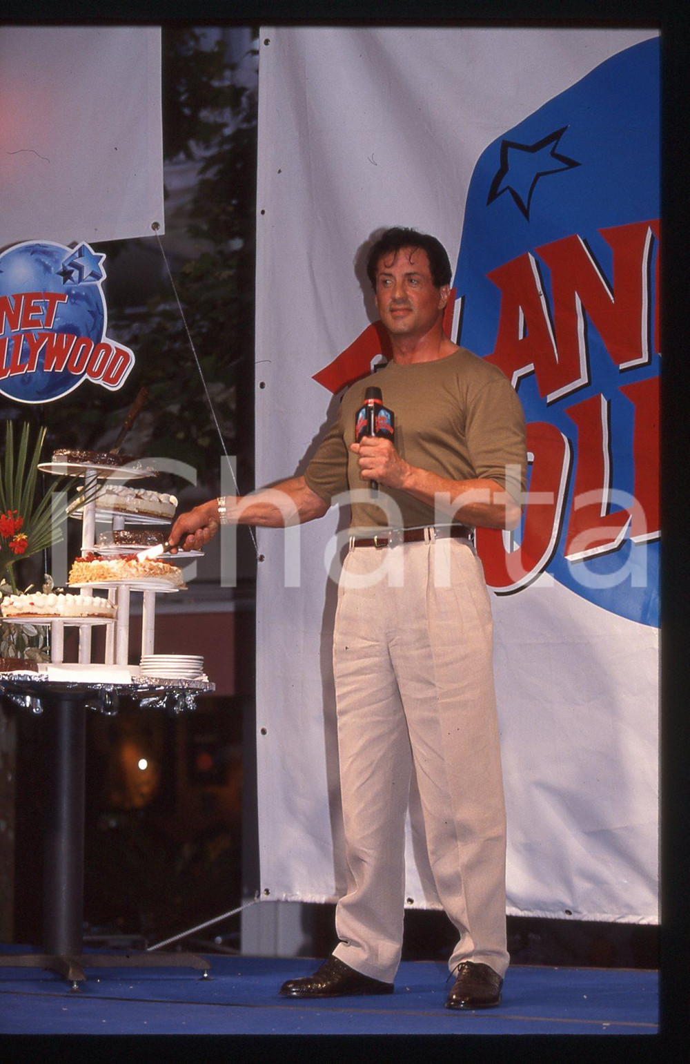 Sylvester STALLONE - PLANET HOLLYWOOD CANNES 1998 35 mm vintage slide 13 Diapositiva d'epoca, in formato 35 mm.CONDIZIONI: GOODE' severamente vietata la riproduzione. Tutti i diritti sono riservati.Nella diapositiva ICharta mette in vendita, sul negozio eBay e in esclusiva sul sito "icharta" il proprio archivio composto da numerose diapositive e negativi fotografici d'epoca, tutti originali e autentici, che attraversano la storia del costume italiano tra gli la fine degli anni Sessanta e Novanta.Si tratta di uno sguardo inedito sull'attualit&agrave;, la politica, la vita quotidiana, il gossip e la cultura, che fotografa il cambiamento della nazione in quest'ultimo scorcio del XX secolo. Un'occasione unica per il mercato del collezionismo, che vede finalmente disponibile un archivio eccezionale per vastit&agrave;, tematiche e condizioni, in un settore (il negativo fotografico e la diapositiva) di assoluta novit&agrave; e dalle interessanti prospettive di investimento.  GOOD/buono   originale e autentica 1