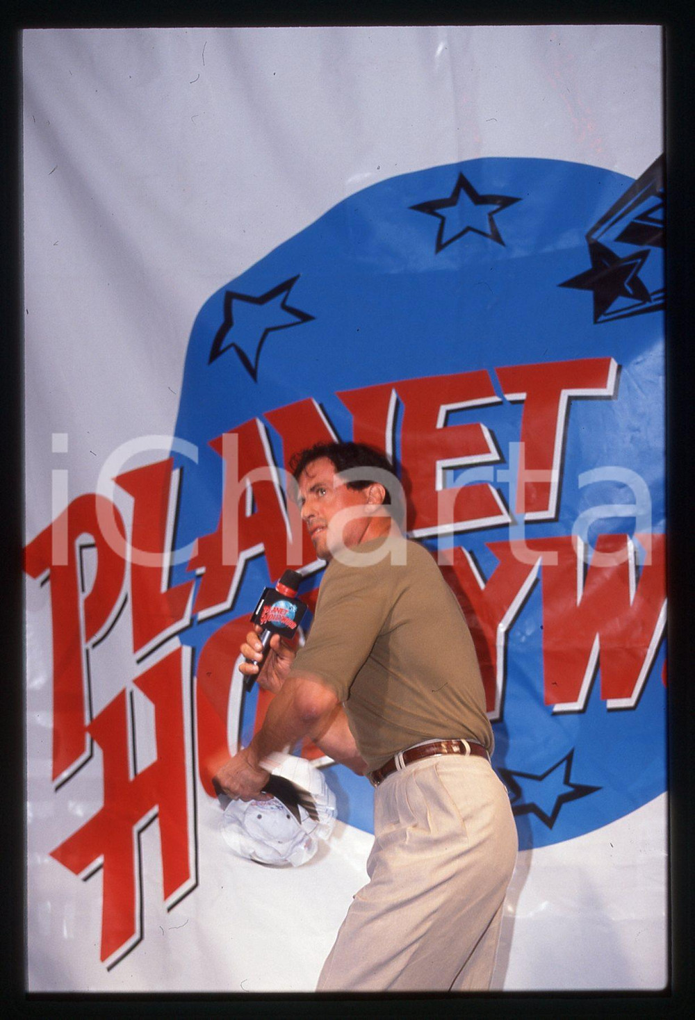 Sylvester STALLONE - PLANET HOLLYWOOD CANNES 1998 35 mm vintage slide 14 Diapositiva d'epoca, in formato 35 mm.CONDIZIONI: GOODE' severamente vietata la riproduzione. Tutti i diritti sono riservati.Nella diapositiva ICharta mette in vendita, sul negozio eBay e in esclusiva sul sito "icharta" il proprio archivio composto da numerose diapositive e negativi fotografici d'epoca, tutti originali e autentici, che attraversano la storia del costume italiano tra gli la fine degli anni Sessanta e Novanta.Si tratta di uno sguardo inedito sull'attualit&agrave;, la politica, la vita quotidiana, il gossip e la cultura, che fotografa il cambiamento della nazione in quest'ultimo scorcio del XX secolo. Un'occasione unica per il mercato del collezionismo, che vede finalmente disponibile un archivio eccezionale per vastit&agrave;, tematiche e condizioni, in un settore (il negativo fotografico e la diapositiva) di assoluta novit&agrave; e dalle interessanti prospettive di investimento.  GOOD/buono   originale e autentica 1
