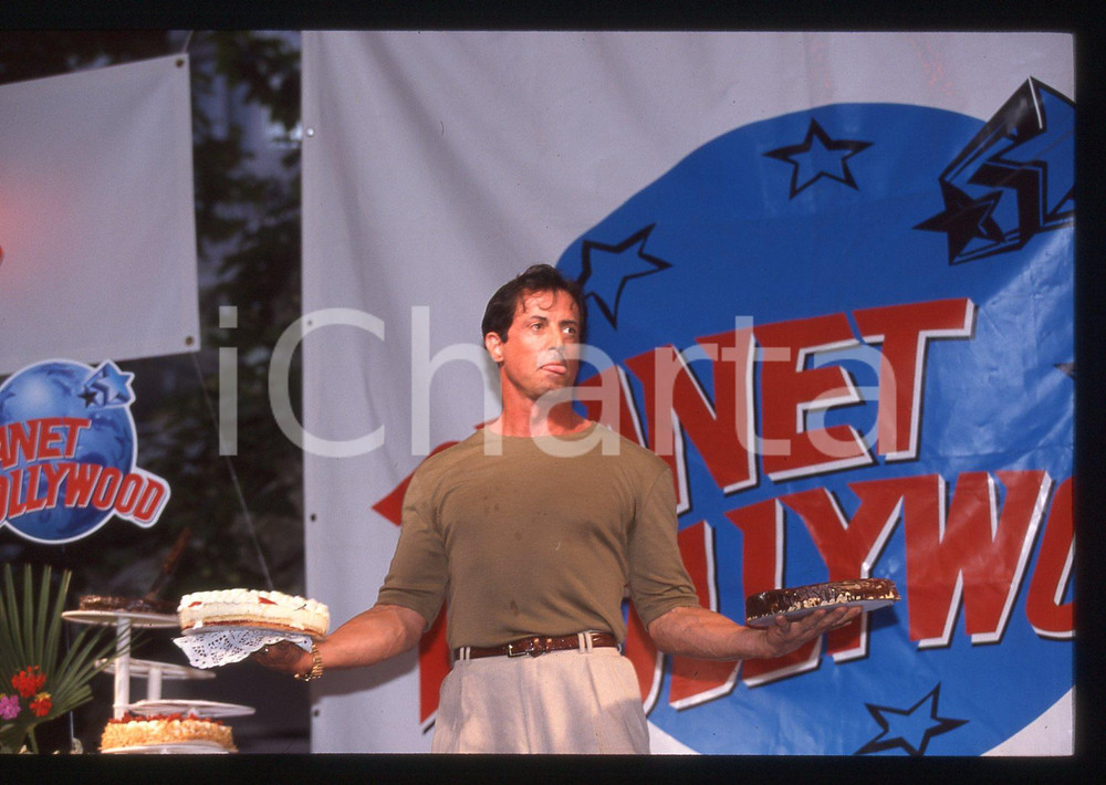 Sylvester STALLONE - PLANET HOLLYWOOD CANNES 1998 - 35 mm vintage slide 16 Diapositiva d'epoca, in formato 35 mm.CONDIZIONI: GOODE' severamente vietata la riproduzione. Tutti i diritti sono riservati.Nella diapositiva ICharta mette in vendita, sul negozio eBay e in esclusiva sul sito "icharta" il proprio archivio composto da numerose diapositive e negativi fotografici d'epoca, tutti originali e autentici, che attraversano la storia del costume italiano tra gli la fine degli anni Sessanta e Novanta.Si tratta di uno sguardo inedito sull'attualit&agrave;, la politica, la vita quotidiana, il gossip e la cultura, che fotografa il cambiamento della nazione in quest'ultimo scorcio del XX secolo. Un'occasione unica per il mercato del collezionismo, che vede finalmente disponibile un archivio eccezionale per vastit&agrave;, tematiche e condizioni, in un settore (il negativo fotografico e la diapositiva) di assoluta novit&agrave; e dalle interessanti prospettive di investimento.  GOOD/buono   originale e autentica 1