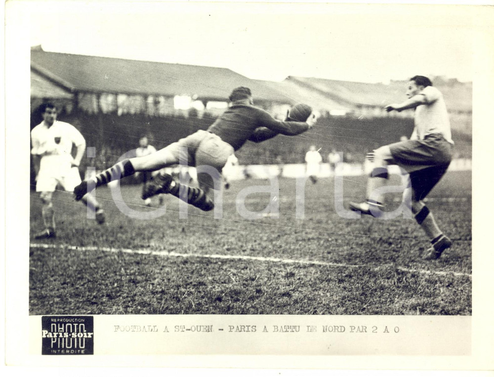 1950 ca SAINT-OUEN (FRANCE) FOOTBALL Ligue du Sud-Ouest bat Ligue de Paris 1-0  Fotografia d'epoca, dell'agenzia Paris-Soir.CONDIZIONI: FAIR (difetti di stampa)FORMATO: 20x15 cm     originale e autentica 1