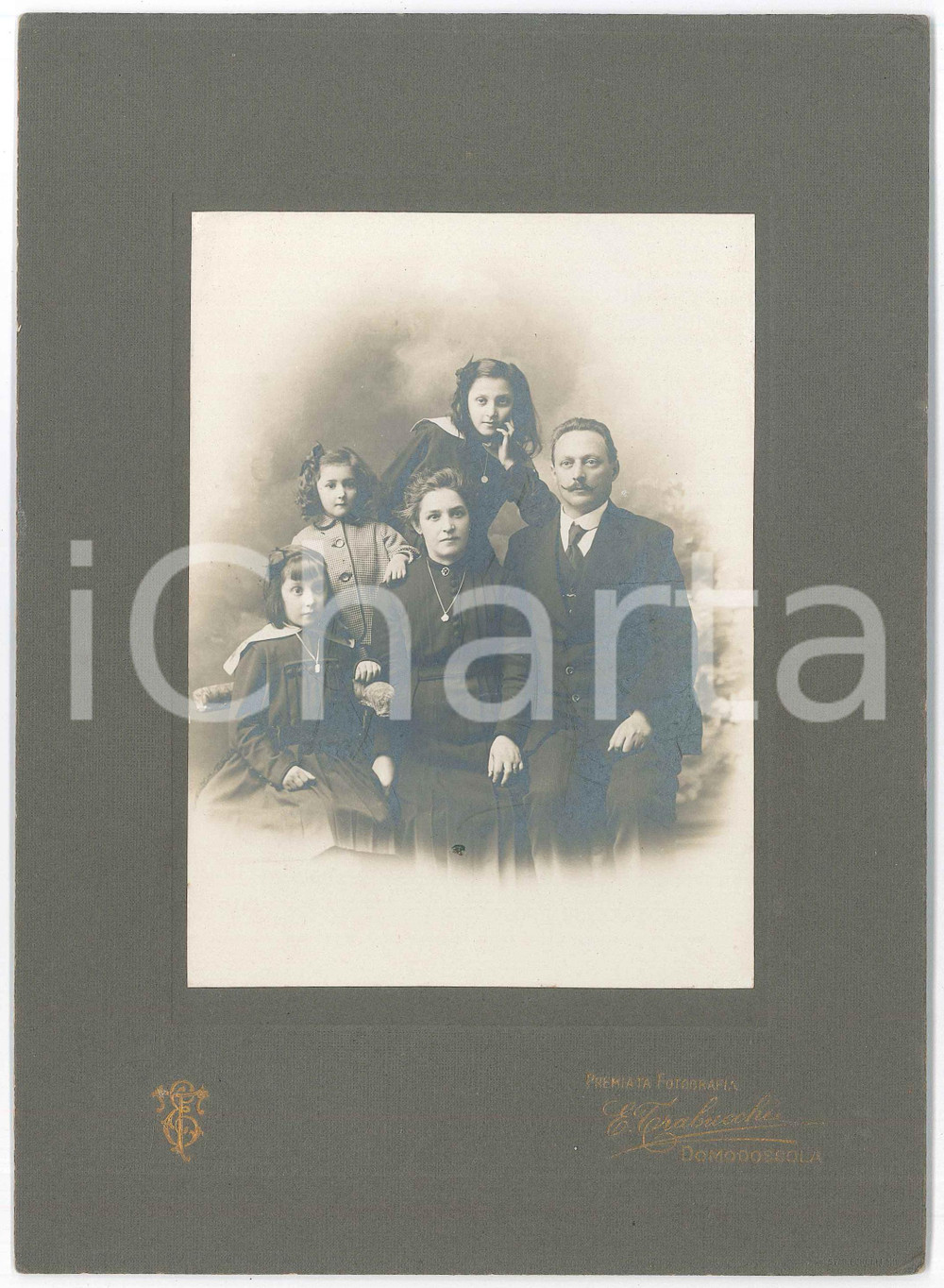 1910 ca DOMODOSSOLA Ritratto di famiglia con tre figlie ^Foto E. TRABUCCHI  Fotografia d'epoca, montata su cartone rigido. GOOD/buono minimo residuo centrale Formato: 17x24 cm originale e autentica 1