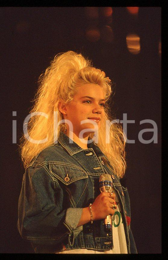 Nikka COSTA - Festival SANREMO 1990 "All for the love" *35 mm vintage slide 46 Diapositiva d'epoca, in formato 35 mm.Per i diritti rivolgersi a ICharta.E' severamente vietata la riproduzione. Tutti i diritti sono riservati.ICharta mette in vendita, sul negozio eBay e in esclusiva sul sito "icharta" il proprio archivio composto da numerose diapositive e negativi fotografici d'epoca, tutti originali e autentici, che attraversano la storia del costume tra la fine degli anni Sessanta e Novanta.Si tratta di uno sguardo inedito sull'attualità, la politica, la vita quotidiana, il gossip e la cultura, che fotografa il cambiamento della nazione in quest'ultimo scorcio del XX secolo. Un'occasione unica per il mercato del collezionismo, che vede finalmente disponibile un archivio eccezionale per vastità, tematiche e condizioni, in un settore (il negativo fotografico e la diapositiva) di assoluta novità e dalle interessanti prospettive di investimento.  GOOD/buono   originale e autentica 1