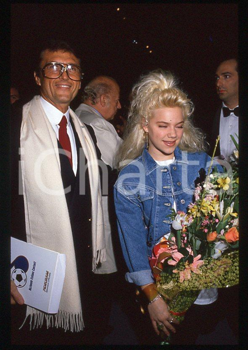 Tony RENIS Nikka COSTA - Festival di SANREMO 1990 *35mm vintage slide (1) Diapositiva d'epoca, in formato 35 mm.Per i diritti rivolgersi a ICharta.E' severamente vietata la riproduzione. Tutti i diritti sono riservati.ICharta mette in vendita, sul negozio eBay e in esclusiva sul sito "icharta" il proprio archivio composto da numerose diapositive e negativi fotografici d'epoca, tutti originali e autentici, che attraversano la storia del costume tra la fine degli anni Sessanta e Novanta.Si tratta di uno sguardo inedito sull'attualità, la politica, la vita quotidiana, il gossip e la cultura, che fotografa il cambiamento della nazione in quest'ultimo scorcio del XX secolo. Un'occasione unica per il mercato del collezionismo, che vede finalmente disponibile un archivio eccezionale per vastità, tematiche e condizioni, in un settore (il negativo fotografico e la diapositiva) di assoluta novità e dalle interessanti prospettive di investimento.  GOOD/buono   originale e autentica 1