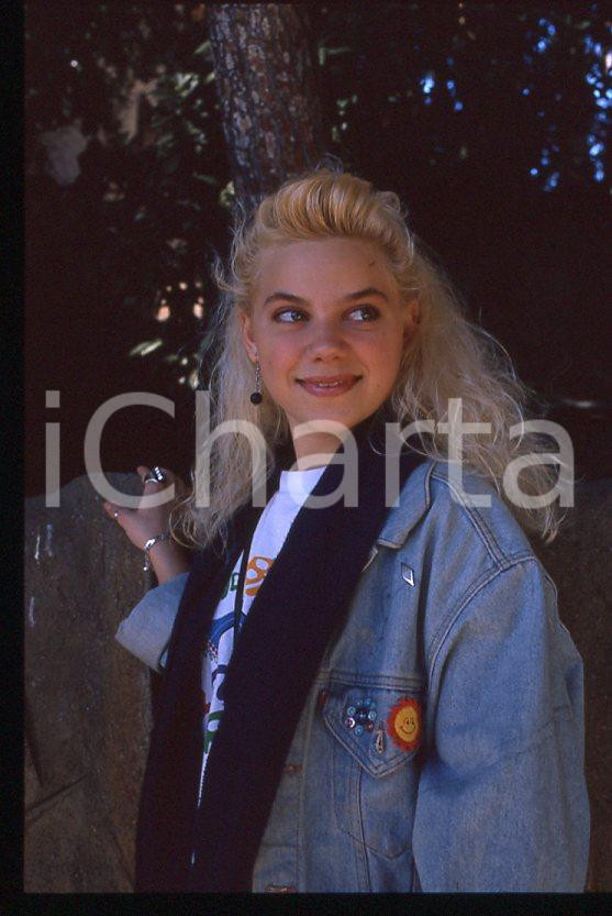 Nikka COSTA - Festival di SANREMO 1990 - Ritratto *35 mm vintage slide (1) Diapositiva d'epoca, in formato 35 mm.Per i diritti rivolgersi a ICharta.E' severamente vietata la riproduzione. Tutti i diritti sono riservati.ICharta mette in vendita, sul negozio eBay e in esclusiva sul sito "icharta" il proprio archivio composto da numerose diapositive e negativi fotografici d'epoca, tutti originali e autentici, che attraversano la storia del costume tra la fine degli anni Sessanta e Novanta.Si tratta di uno sguardo inedito sull'attualità, la politica, la vita quotidiana, il gossip e la cultura, che fotografa il cambiamento della nazione in quest'ultimo scorcio del XX secolo. Un'occasione unica per il mercato del collezionismo, che vede finalmente disponibile un archivio eccezionale per vastità, tematiche e condizioni, in un settore (il negativo fotografico e la diapositiva) di assoluta novità e dalle interessanti prospettive di investimento.  GOOD/buono   originale e autentica 1
