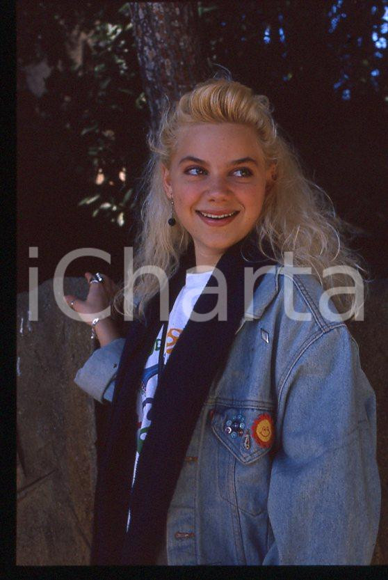 Nikka COSTA - Festival di SANREMO 1990 - Ritratto *35 mm vintage slide (3) Diapositiva d'epoca, in formato 35 mm.Per i diritti rivolgersi a ICharta.E' severamente vietata la riproduzione. Tutti i diritti sono riservati.ICharta mette in vendita, sul negozio eBay e in esclusiva sul sito "icharta" il proprio archivio composto da numerose diapositive e negativi fotografici d'epoca, tutti originali e autentici, che attraversano la storia del costume tra la fine degli anni Sessanta e Novanta.Si tratta di uno sguardo inedito sull'attualità, la politica, la vita quotidiana, il gossip e la cultura, che fotografa il cambiamento della nazione in quest'ultimo scorcio del XX secolo. Un'occasione unica per il mercato del collezionismo, che vede finalmente disponibile un archivio eccezionale per vastità, tematiche e condizioni, in un settore (il negativo fotografico e la diapositiva) di assoluta novità e dalle interessanti prospettive di investimento.  GOOD/buono   originale e autentica 1