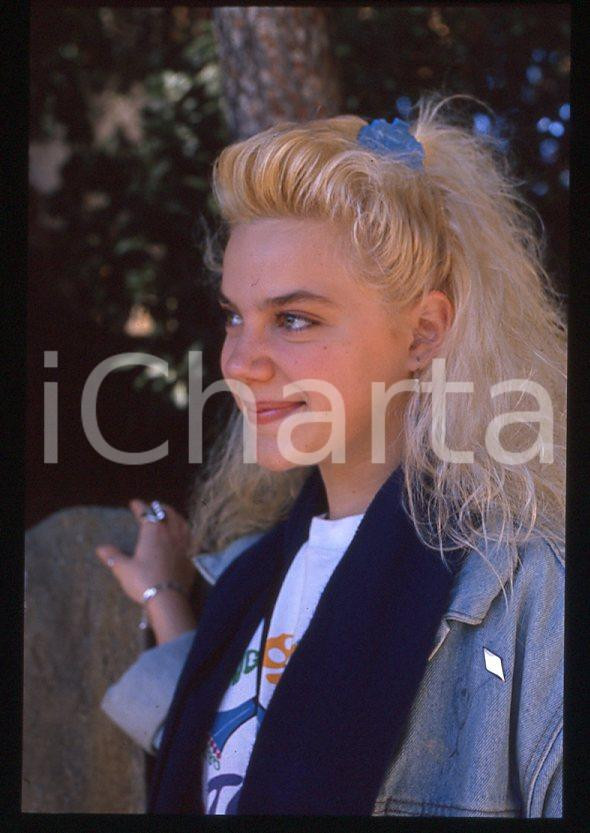 Nikka COSTA - Festival di SANREMO 1990 - Ritratto *35 mm vintage slide (8) Diapositiva d'epoca, in formato 35 mm.Per i diritti rivolgersi a ICharta.E' severamente vietata la riproduzione. Tutti i diritti sono riservati.ICharta mette in vendita, sul negozio eBay e in esclusiva sul sito "icharta" il proprio archivio composto da numerose diapositive e negativi fotografici d'epoca, tutti originali e autentici, che attraversano la storia del costume tra la fine degli anni Sessanta e Novanta.Si tratta di uno sguardo inedito sull'attualità, la politica, la vita quotidiana, il gossip e la cultura, che fotografa il cambiamento della nazione in quest'ultimo scorcio del XX secolo. Un'occasione unica per il mercato del collezionismo, che vede finalmente disponibile un archivio eccezionale per vastità, tematiche e condizioni, in un settore (il negativo fotografico e la diapositiva) di assoluta novità e dalle interessanti prospettive di investimento.  GOOD/buono   originale e autentica 1