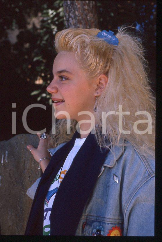 Nikka COSTA - Festival di SANREMO 1990 - Ritratto *35 mm vintage slide (7) Diapositiva d'epoca, in formato 35 mm.Per i diritti rivolgersi a ICharta.E' severamente vietata la riproduzione. Tutti i diritti sono riservati.ICharta mette in vendita, sul negozio eBay e in esclusiva sul sito "icharta" il proprio archivio composto da numerose diapositive e negativi fotografici d'epoca, tutti originali e autentici, che attraversano la storia del costume tra la fine degli anni Sessanta e Novanta.Si tratta di uno sguardo inedito sull'attualità, la politica, la vita quotidiana, il gossip e la cultura, che fotografa il cambiamento della nazione in quest'ultimo scorcio del XX secolo. Un'occasione unica per il mercato del collezionismo, che vede finalmente disponibile un archivio eccezionale per vastità, tematiche e condizioni, in un settore (il negativo fotografico e la diapositiva) di assoluta novità e dalle interessanti prospettive di investimento.  GOOD/buono   originale e autentica 1