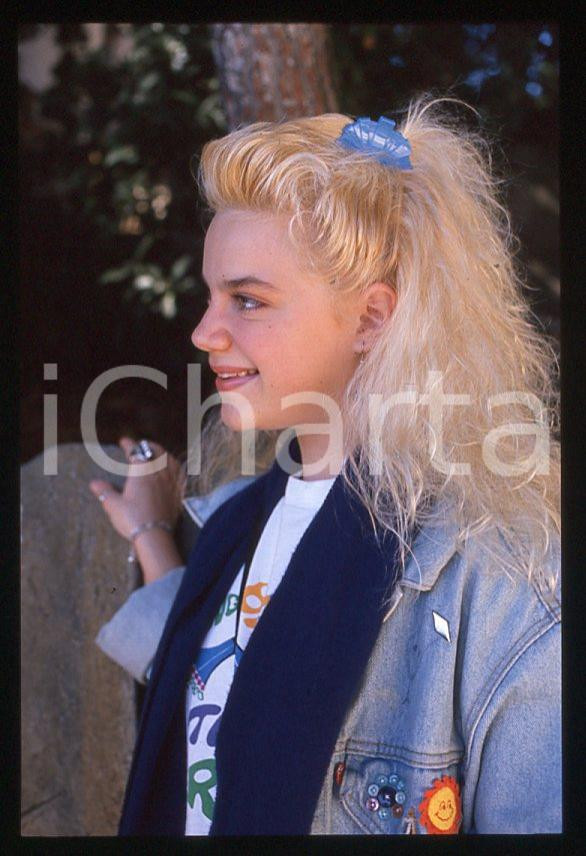 Nikka COSTA - Festival di SANREMO 1990 - Ritratto *35 mm vintage slide (5) Diapositiva d'epoca, in formato 35 mm.Per i diritti rivolgersi a ICharta.E' severamente vietata la riproduzione. Tutti i diritti sono riservati.ICharta mette in vendita, sul negozio eBay e in esclusiva sul sito "icharta" il proprio archivio composto da numerose diapositive e negativi fotografici d'epoca, tutti originali e autentici, che attraversano la storia del costume tra la fine degli anni Sessanta e Novanta.Si tratta di uno sguardo inedito sull'attualità, la politica, la vita quotidiana, il gossip e la cultura, che fotografa il cambiamento della nazione in quest'ultimo scorcio del XX secolo. Un'occasione unica per il mercato del collezionismo, che vede finalmente disponibile un archivio eccezionale per vastità, tematiche e condizioni, in un settore (il negativo fotografico e la diapositiva) di assoluta novità e dalle interessanti prospettive di investimento.  GOOD/buono   originale e autentica 1